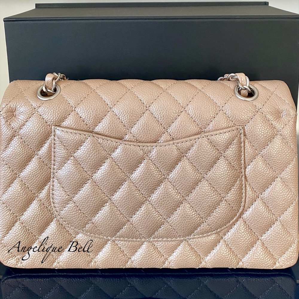 Chanel Classic Flap - Medium - Picture 3 of 10